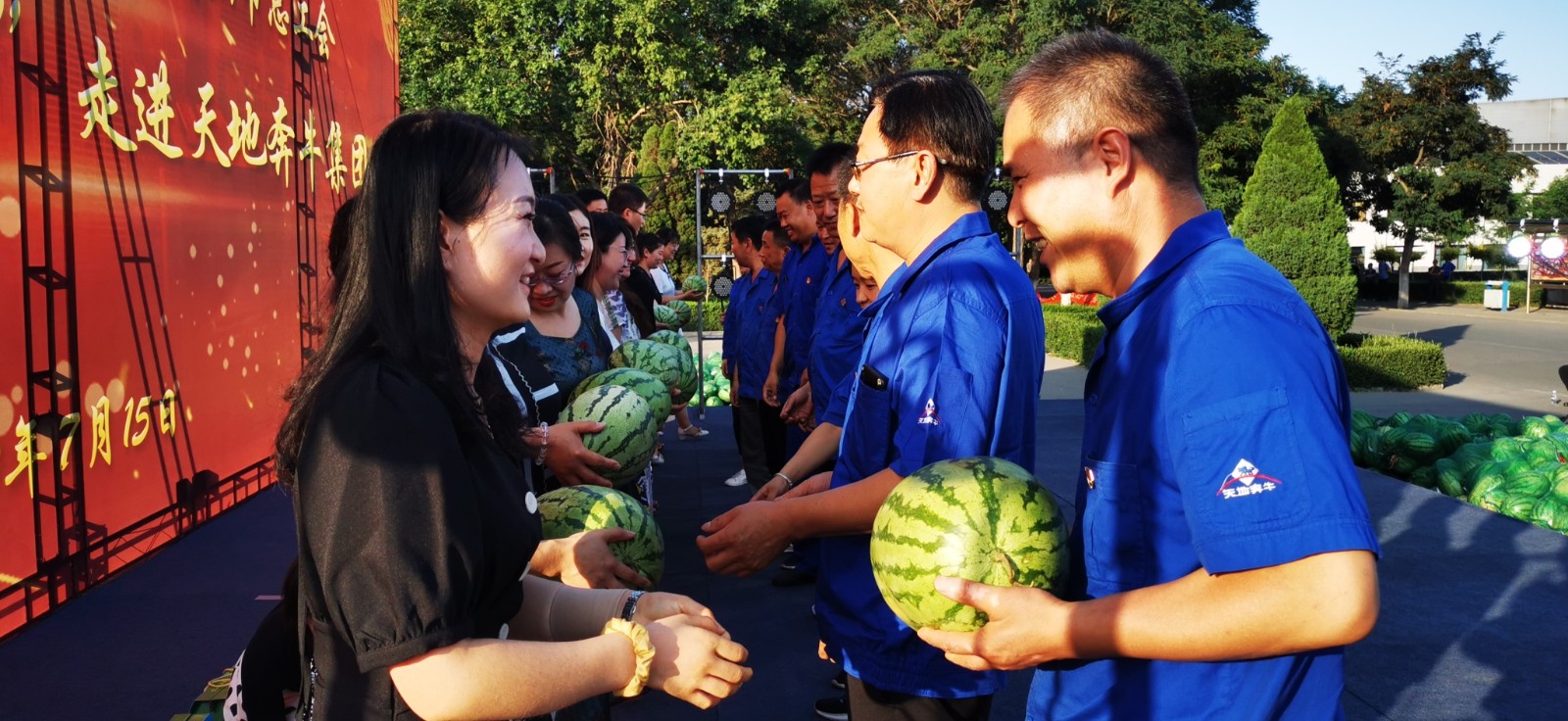 援鄂医护向劳模送西瓜_看图王.jpg